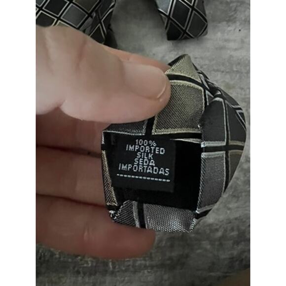 Nieman Marcus mens tie w square pattern 100% imported silk - Picture 4 of 4